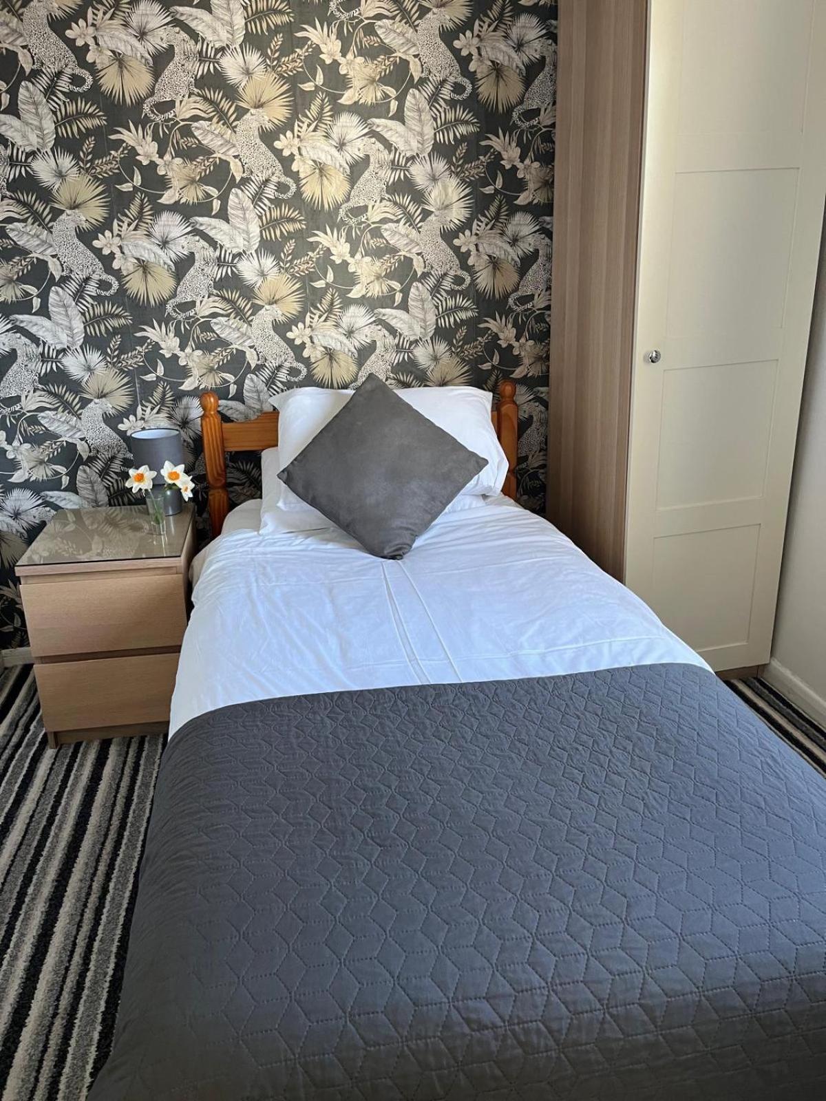 Smugglers Hotel Brixham Bagian luar foto